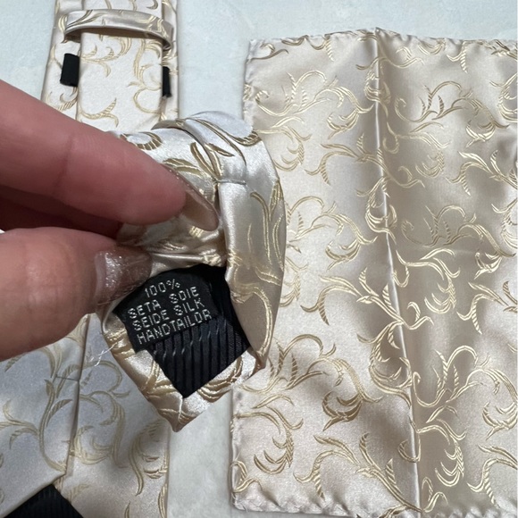 HI TIE GOLDEN TIE AND HANDKERCHIEF - Picture 3 of 3